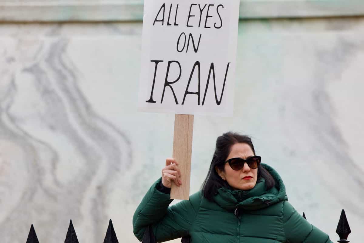 تظاهرکننده‌ای در اعتراض به سرکوب مرگبار در ایران، در ۱۷ ژانویه ۲۰۲۶ در مقابل کاخ سفید در واشنگتن دی سی تجمع می‌کند.