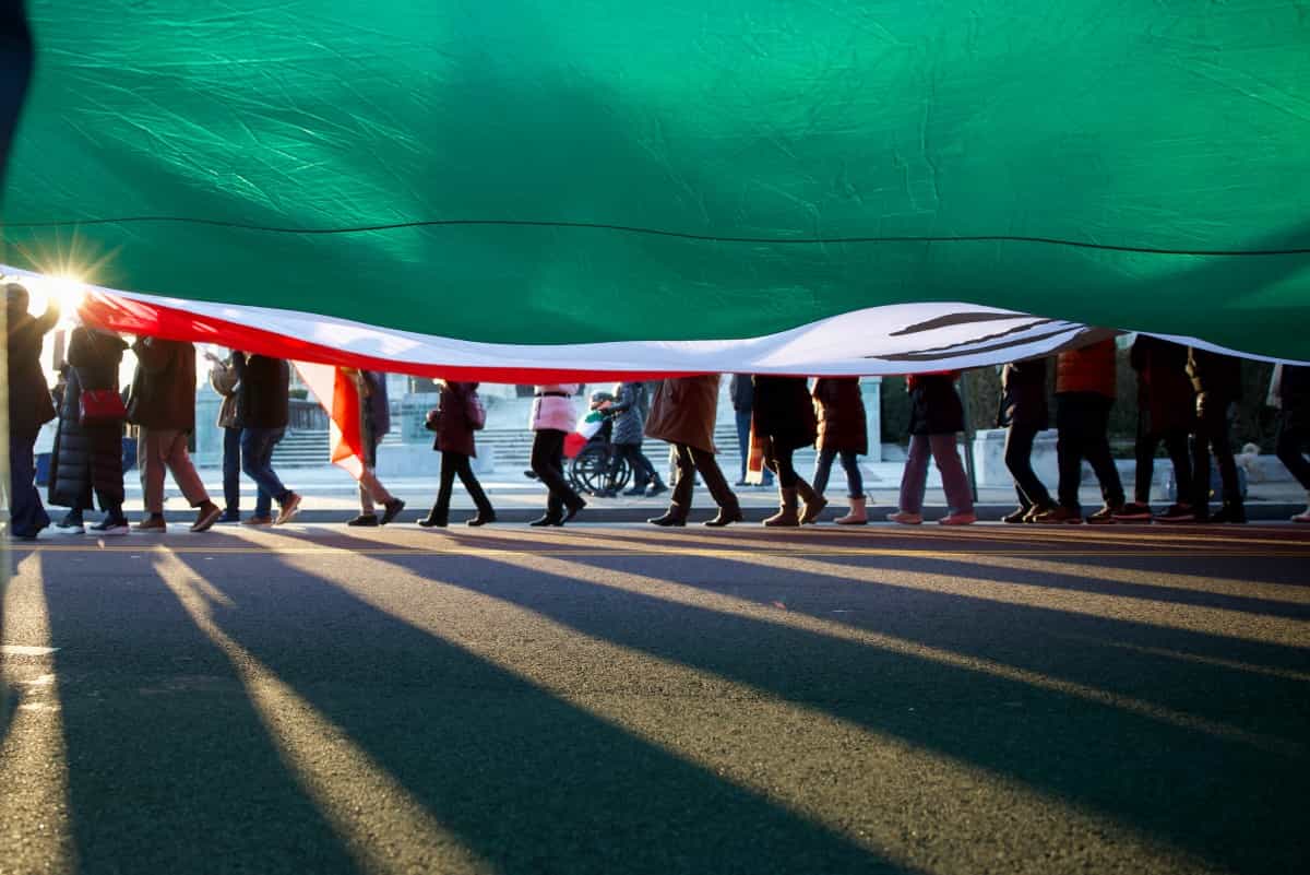 تظاهرکنندگان در اعتراض به سرکوب مرگبار در ایران، در ۱۷ ژانویه ۲۰۲۶ در نزدیکی کاخ سفید در واشنگتن دی سی تجمع کردند.