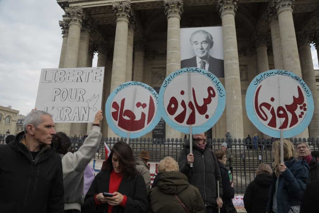 ایرانیان و هواداران در میدان پانتئون پاریس، فرانسه، برای اعتراض به دولت ایران و نشان دادن حمایت از مردم ایران، در ۱۷ ژانویه ۲۰۲۶، گرد هم آمدند.