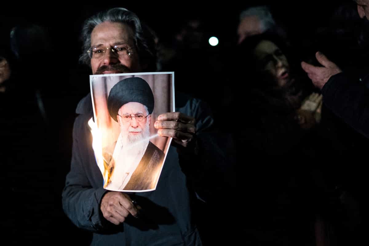 در رم، ایتالیا، در تاریخ ۲۰ ژانویه ۲۰۲۶، آتوس ده لوکا در تجمع حزب ایتالیا ویوا (Italia Viva) در حمایت از مردم ایران شرکت میکند و به طور نمادین سیگاری را با آتش زدن عکسی از خامنهای که روی کاغذ چاپ شده، روشن میکند. این صحنه به صورت نمادین در خیابان ویا نومنتана (Via Nomentana) در رم، درست مقابل سفارت ایران در ایتالیا، بازسازی شده است. (عکس از آندرهآ رونچینی / NurPhoto) (عکس از آندرهآ رونچینی / NurPhoto / NurPhoto via AFP)