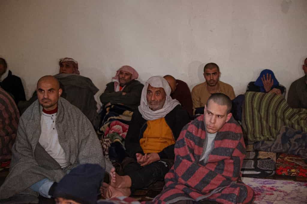 حسکه، سوریه - ۲۰ ژانویه ۲۰۲۶: گروهی از اعضای داعش در زندان شدادی در حسکه. عکس از AFP