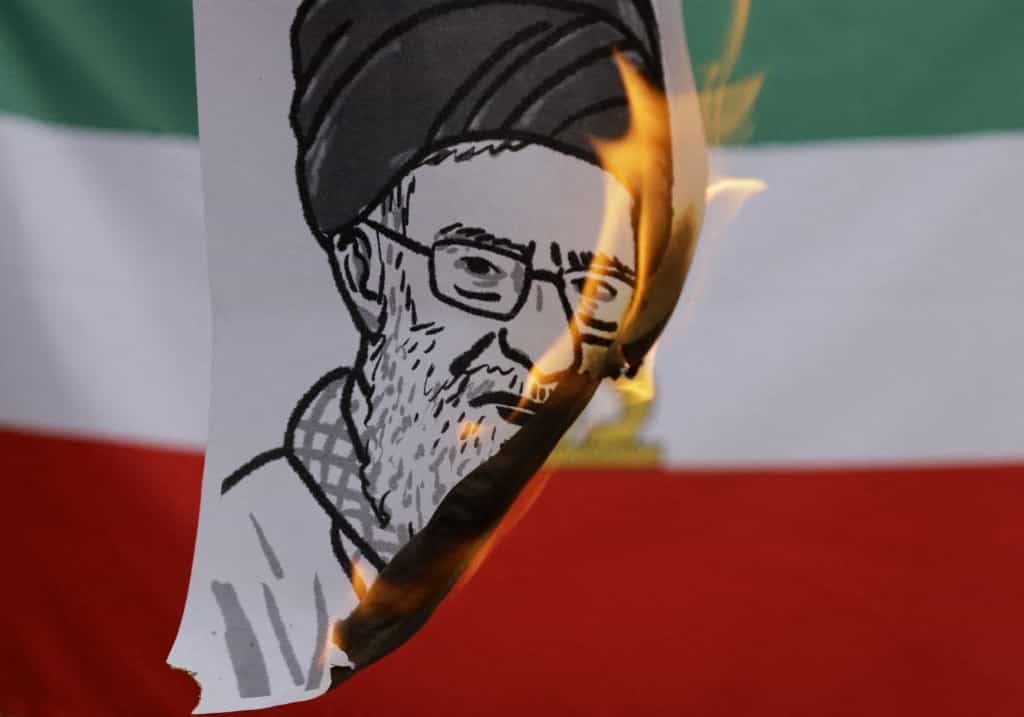 یرانیان در مکزیکوسیتی، مکزیک، در تاریخ ۲۴ ژانویه ۲۰۲۶، در حالی که در خیابان Paseo de la Reforma علیه جمهوری اسلامی اعتراض می‌کردند، تصویری از علی خامنه‌ای، رهبر معظم ایران را به آتش کشیدند.