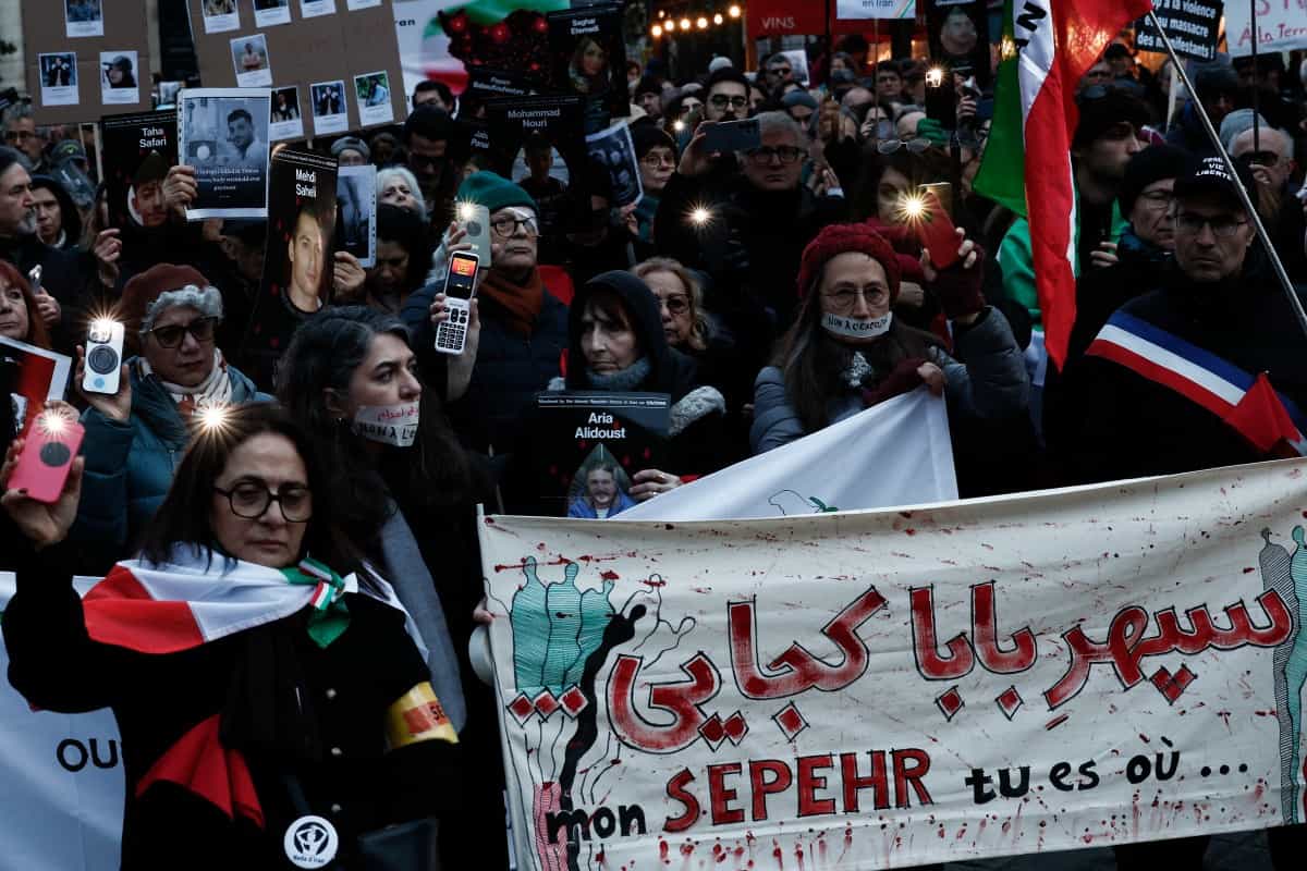 تظاهرات مردم ایرانی در پاریس با پلاکاردهای مختف