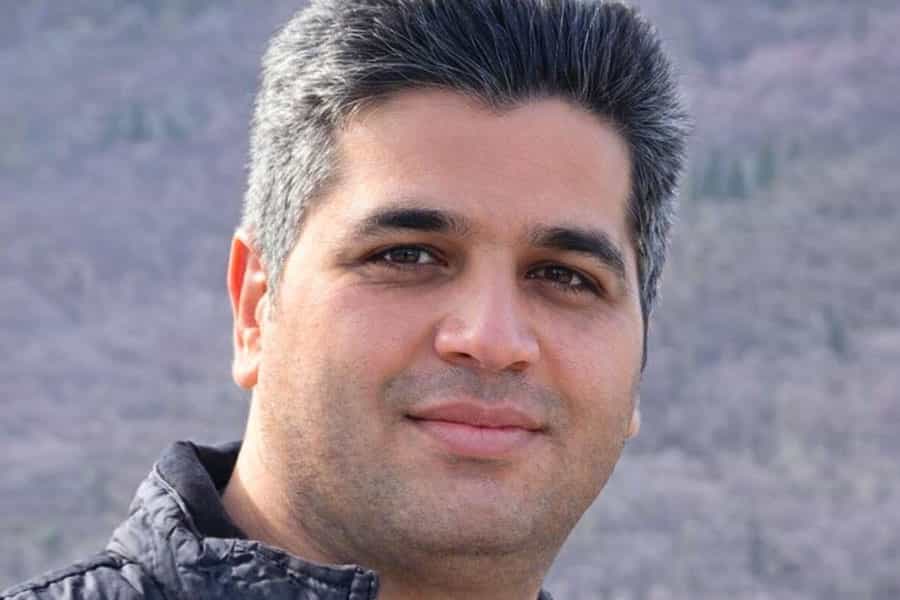 تصویری از چهره حامد ملاحسینی. در این تصویر او لبخند زده است.