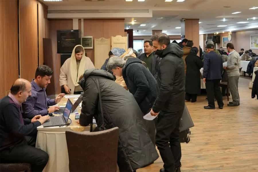 اعضای اتاق بازرگانی با در دست داشتن کارت عضویت، کارت ملی و یک برگ تعهدنامه در صف ایستادهاند تا بتوانند نیم ساعت به اینترنت جهانی دسترسی داشته باشند