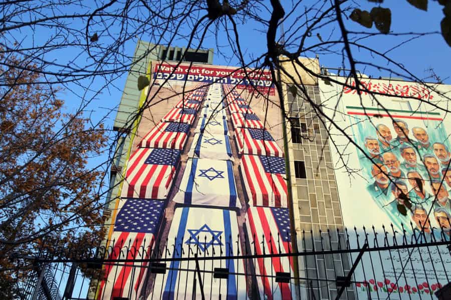 در تصویر دو نقاشی دیواری در تهران نشان داده شده است. در یکی تابوت‌هایی به نمایش در آمده که پرچم‌های اسرائیل و آمریکا دور آن‌ها پیچیده شده‌اند (به نشانه جنازه‌های سربازان اسرائیلی و آمریکایی)؛ در تصویر دوم چهره فرماندهان نظامی جمهوری اسلامی که در جنگ ۱۲ روزه با اسرائیل کشته شدند.