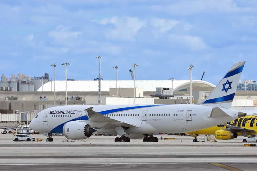 یک هواپیمای مسافربری اسرائیل روی باند فرودگاه دیده میشود.