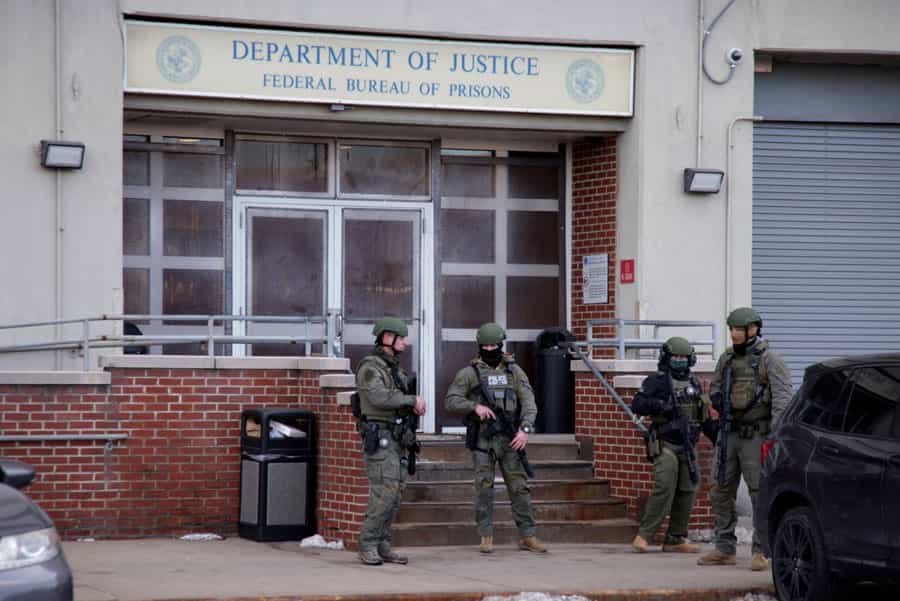 چند سرباز مقابل بازداشتگاه متروپولیتن نیویورک در حال نگهبانی هستند.