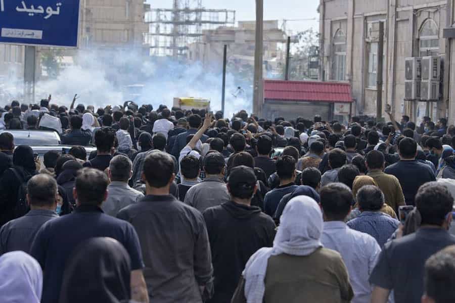 نمایی از مردم زاهدان در اعتراضات خیابانی