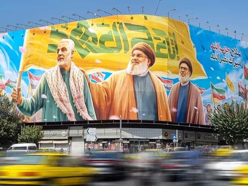 دیوارنگارهای با تصاویر قاسم سلیمانی، حسن نصرالله و هاشم صفیالدین- میدان انقلاب تهران- تسنیم