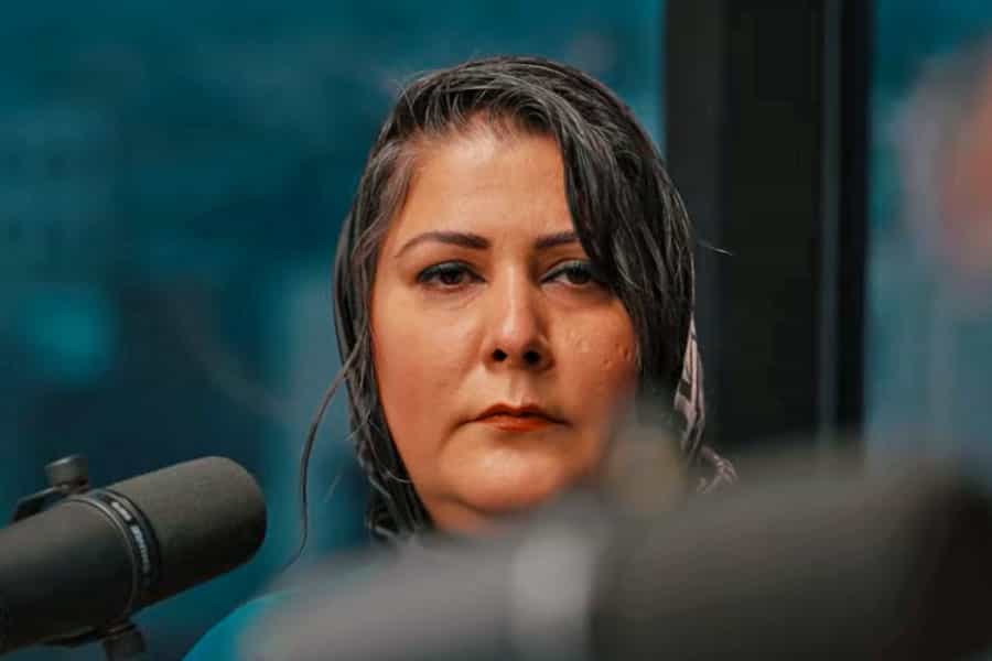 چهره شیما قوشه، وکیل و فعال حقوق زنان پشت میکروفون