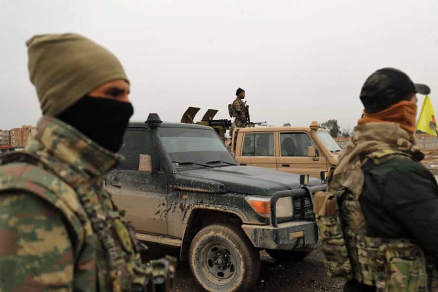 در تصویر چند تن از «نیروهای دموکراتیک سوریه» دیده می‌شوند که چهره‌های خود را پوشانده‌اند.