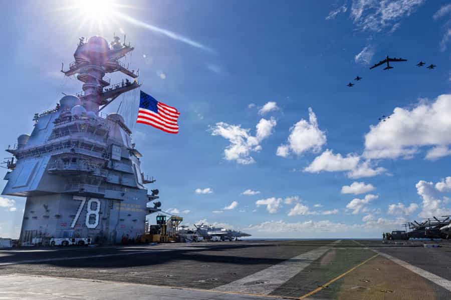 تصویری از ناو هواپیمابر جرالد آر. فورد آمریکا با پرچم این کشور بر روی آن