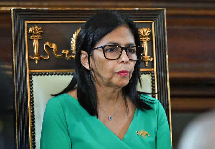 دلسی رودریگز، معاون رئیس‌جمهور ونزوئلا با عینکی بر چشم و لباسی سبزرنگ روی صندلی نشسته است.