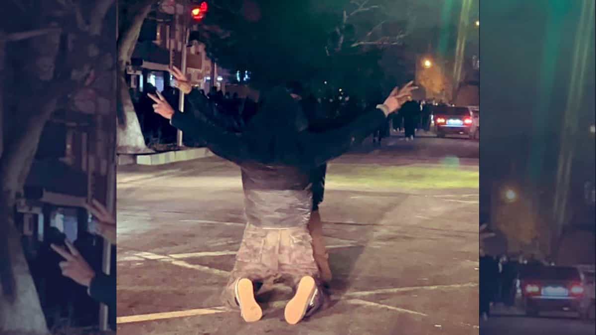 تصویری از دو معترض در شب