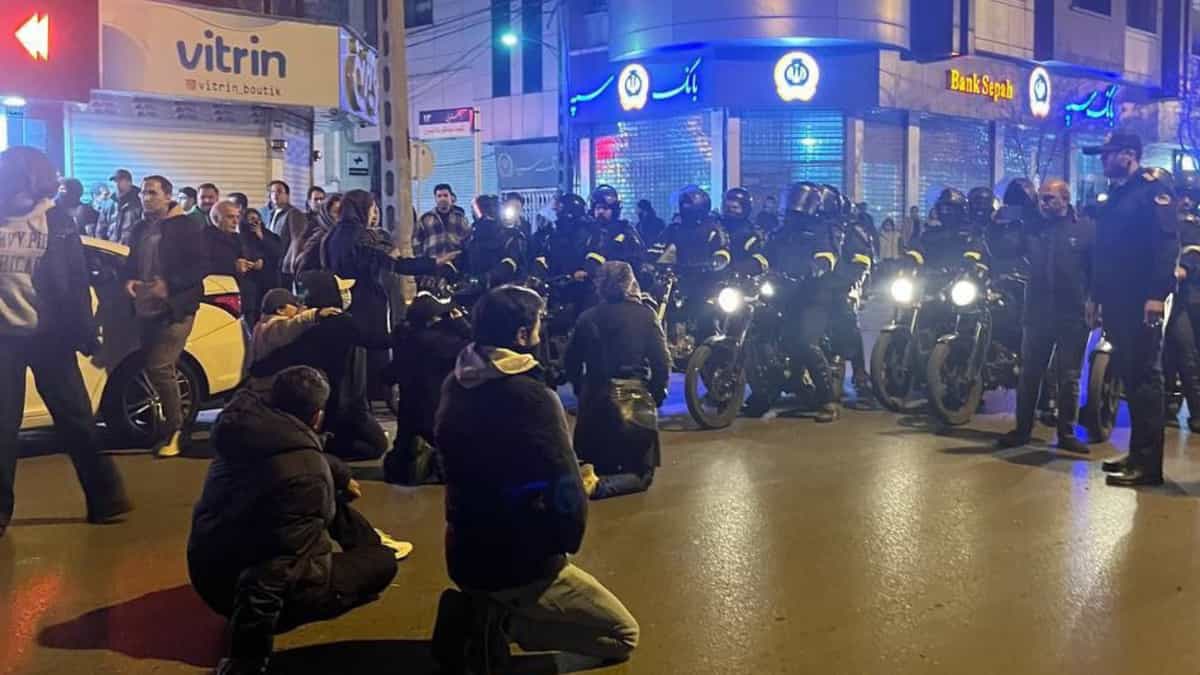 تعدادی جوان و نیروهای نظامی امنیتی در مشهد