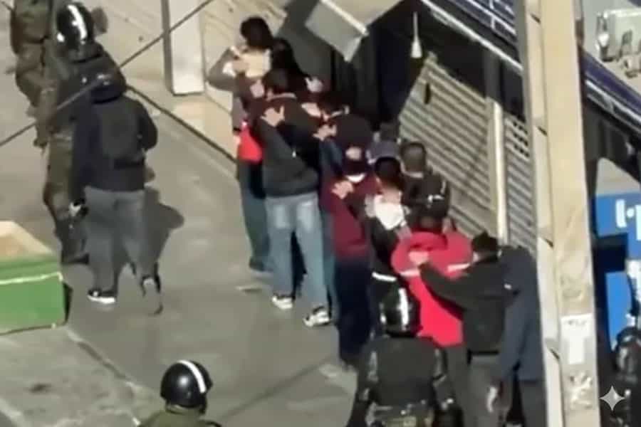 در پیاده‌رو یک خیابان مأموران امنیتی چند نفر از معترضان را بازداشت کرده و با خود می‌برند.