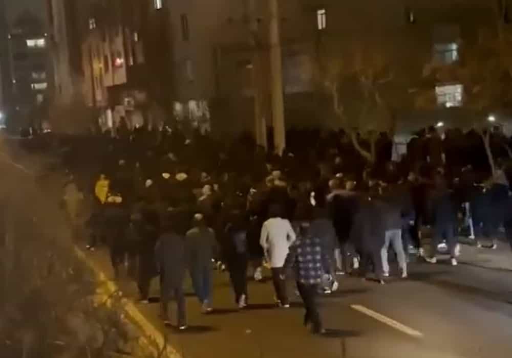 شماری از معترضان در شامگاه ۲۰ دی در یکی از خیابان‌های تهران