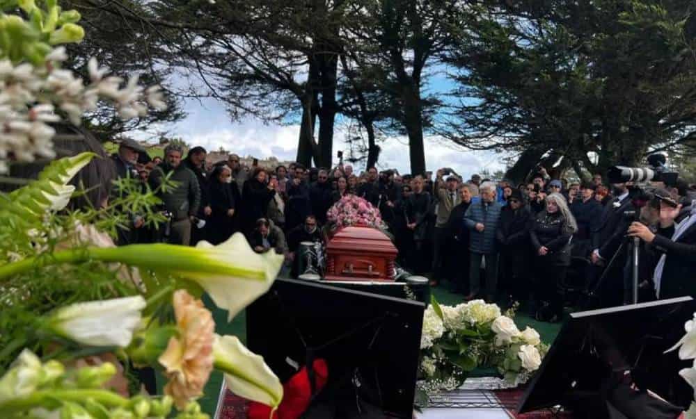 خاکسپاری بهرام بیضایی با نوای حسین علیزاده و مناجات خوانی مژده شمسایی