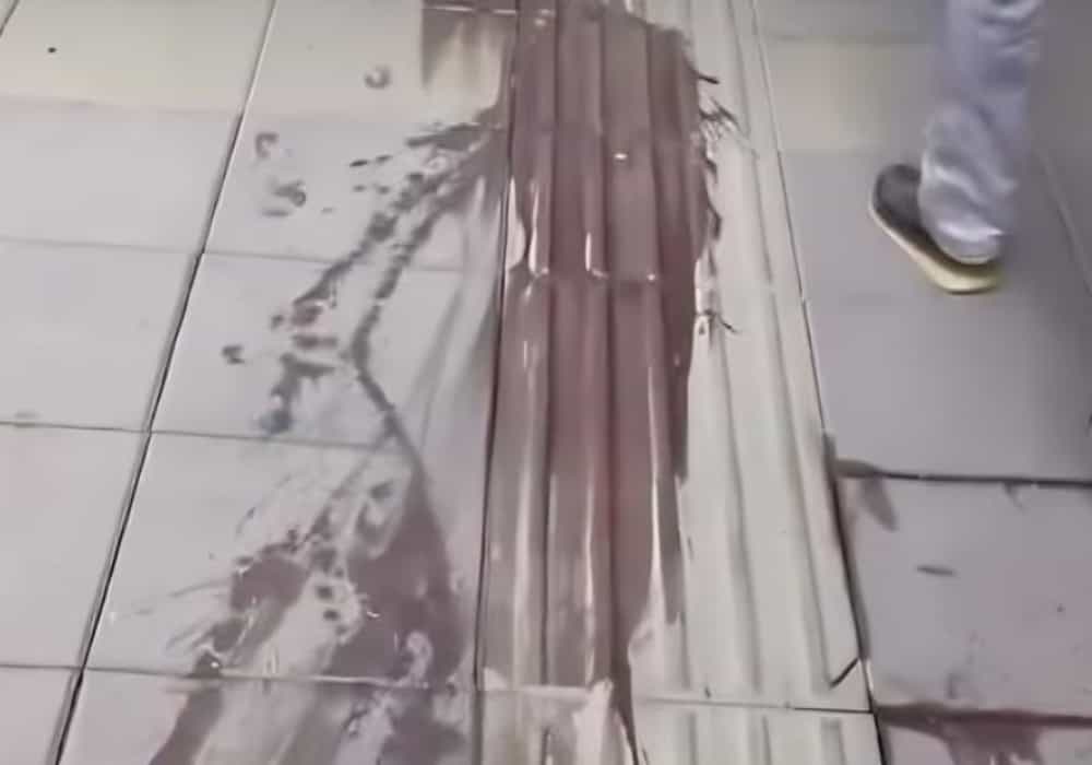 نمایی از یک ویدیو در اینتساگرام: ردی از خون پس از کشتار معترضان در تهران