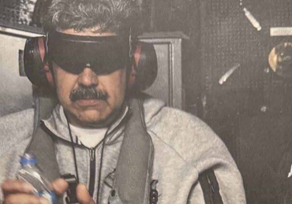 نیکلاس مادورو، رئیس‌جمهور سابق ونزوئلا، با چشم‌بند و هدفون محافظتی، در داخل هواپیمای نظامی ایالات متحده در حال انتقال به ناو جنگی یواس‌اس آیوو جیما – لحظاتی پس از دستگیری در عملیات ویژه دلتا فورس، کاراکاس، ۳ ژانویه ۲۰۲۶.