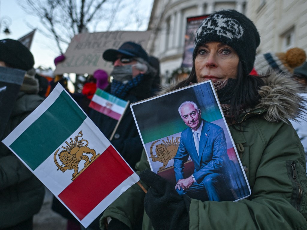 ایرانیان ساکن ورشو و سایر نقاط لهستان، به همراه حامیان و فعالان محلی، در ۱۷ ژانویه ۲۰۲۶ در ورشو، لهستان، در مقابل کاخ ریاست جمهوری لهستان تجمع کردند تا با مردم ایران ابراز همبستگی کنند و کشتار معترضان و محدودیت‌های دسترسی به اینترنت در جریان ناآرامی‌های سراسری را محکوم کنند.