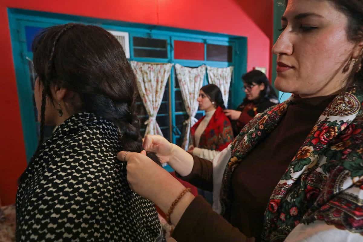 زنان کرد در کافه‌ای در اربیل، پایتخت منطقه خودمختار کردستان عراق، موهای خود را به عنوان حرکتی نمادین برای همبستگی با زنان مبارز کرد در سوریه می‌بافند.