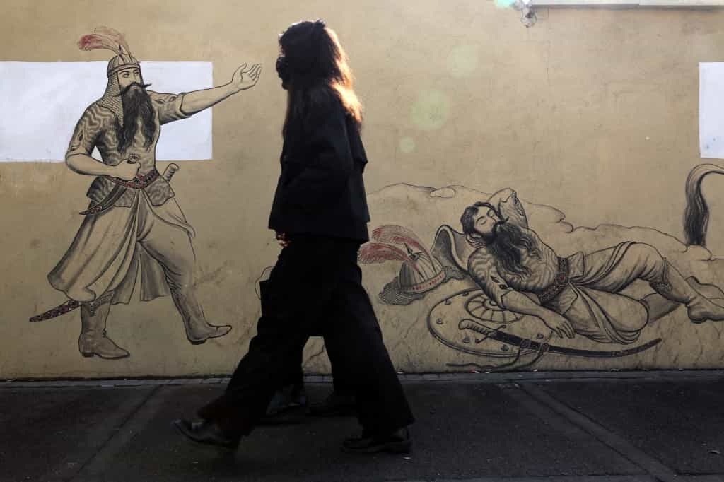 نمایی کلی از یک خیابان، زندگی روزمره را نشان می‌دهد.