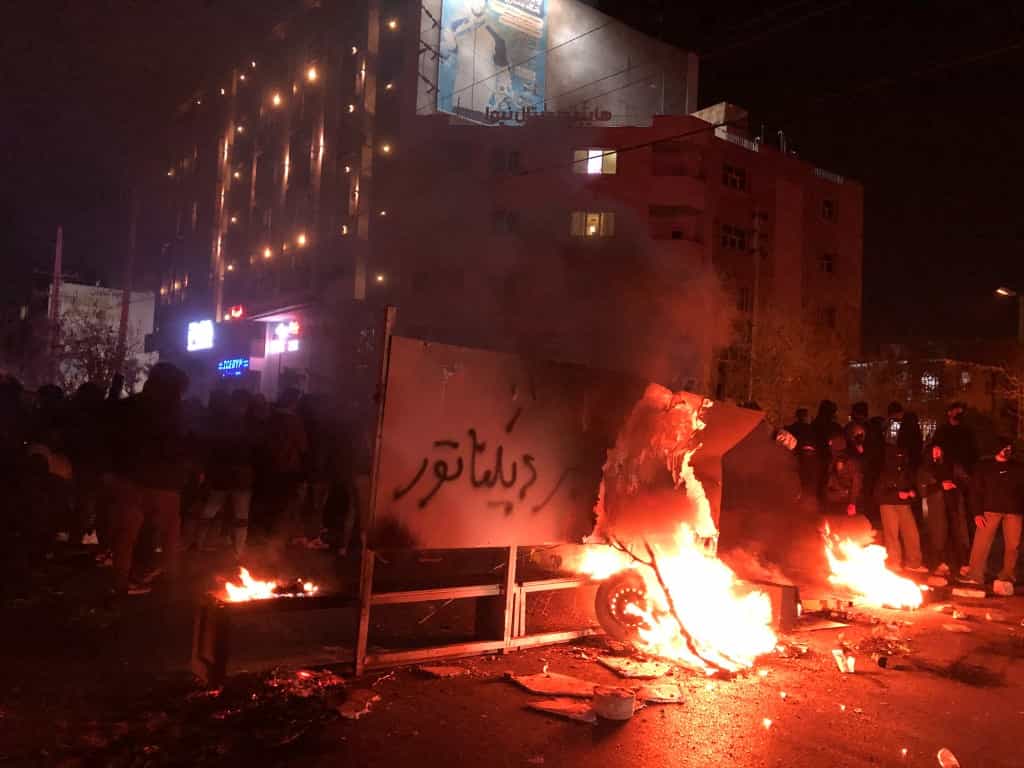 تظاهرات در شیراز و تاریکی شب و یک آتش و شعار مرگ بر دیکتاتور