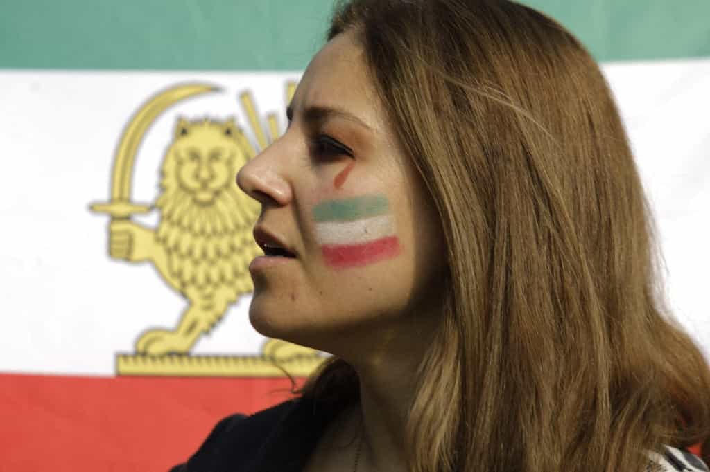 یک زن ایرانی در مکزیکو سیتی، مکزیک، در تاریخ ۱۲ بهمن ۱۴۰۴، در مقابل سفارت جمهوری اسلامی ایران علیه رکود اقتصادی کشور، تحت حکومت آیت‌الله علی خامنه‌ای، و همچنین در رد حکومت دینی آن، اعتراض می‌کند.