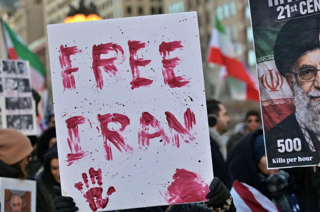 تظاهرکنندگان با حمل پرچم «شیر و خورشید» ایران قبل از انقلاب و بنرهایی در خیابان میشیگان در راهپیمایی «شیکاگو متحد در همبستگی» برای نشان دادن همبستگی با اعتراضات ضد دولتی در ایران در ۷ فوریه ۲۰۲۶، در شیکاگو، ایلینوی، ایالات متحده، راهپیمایی کردند.