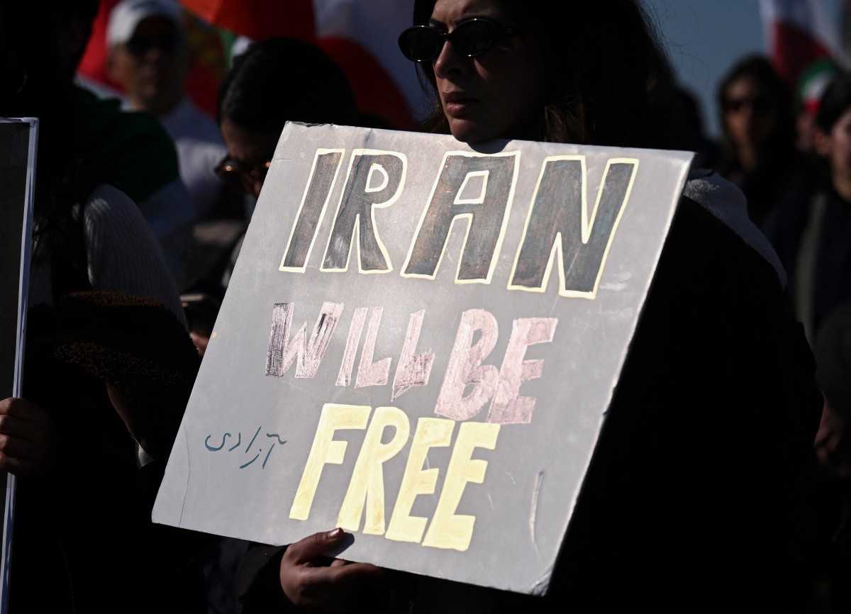 تظاهرکنندگان در راهپیمایی حمایت از مردم ایران توسط اعضای جامعه آمریکایی-ایرانی در واشنگتن دی سی، در ۱۴ فوریه ۲۰۲۶ شرکت میکنند.