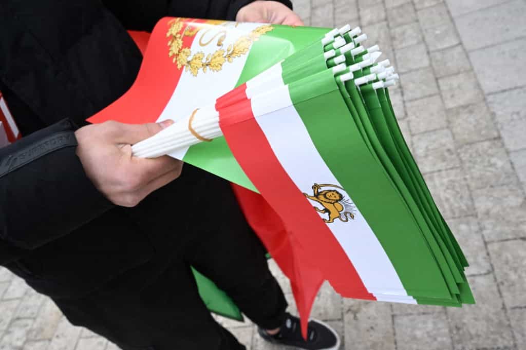 ۱۴ فوریه ۲۰۲۶، بایرن، مونیخ: پرچم‌های قدیمی‌تر ایران، با تصویر شیر و خورشید، در تظاهراتی در ترزین‌ویز با شعار «حقوق بشر و آزادی در ایران. همبستگی بین‌المللی با مردم ایران» در حاشیه کنفرانس امنیتی مونیخ دیده می‌شوند. آن‌ها می‌خواهند توجه را به وضعیت حقوق بشر در ایران جلب کنند.