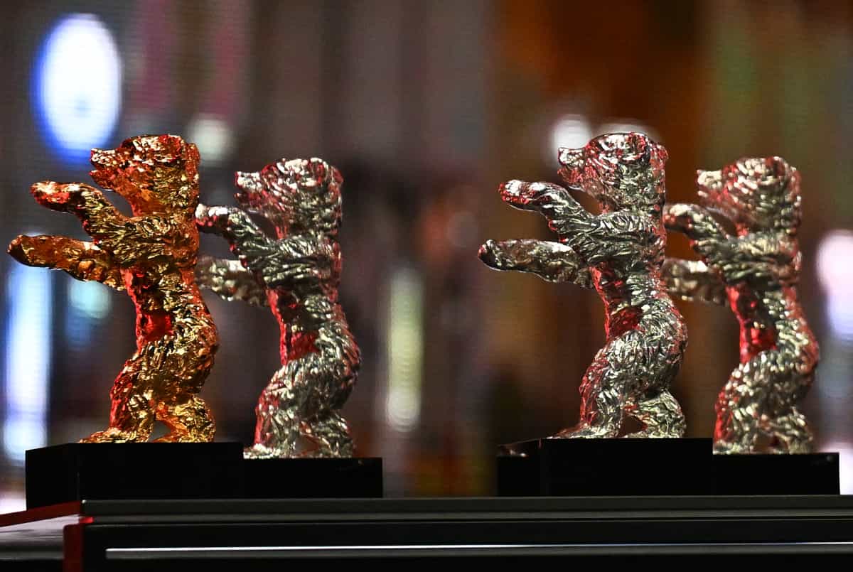 خرس‌های طلایی و نقره‌ای روی صحنه در مراسم اهدای جوایز هفتاد و ششمین دوره برلیناله، اولین جشنواره بزرگ سینمایی سال در اروپا، در برلین در تاریخ ۲۱ فوریه ۲۰۲۶ به نمایش درآمده‌اند. هفتاد و ششمین جشنواره فیلم برلین پس از ۱۰ روز به کار خود پایان داد؛ جشنی که ۲۲ فیلم در بخش رقابتی آن حضور داشتند. (عکس از رالف هیرش‌برگر / خبرگزاری فرانسه)