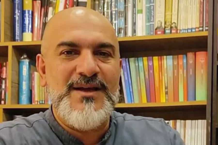 تصویری از چهره علیرضا میرخورسندی، فعال محیط زیست در یک کتابخانه