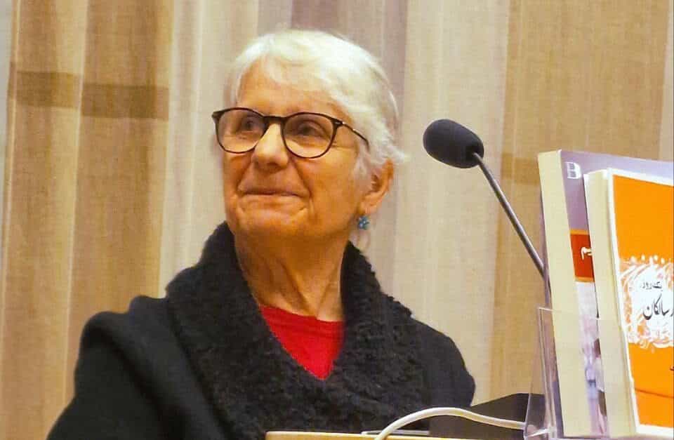 جلسه «عادت خواندن» ۱۲ دسامبر ۲۰۲۵ به همت نشر باران در استکهلم برگزار شد. عکس سخنرانی آذر محلوجیان، نویسنده و مترجم