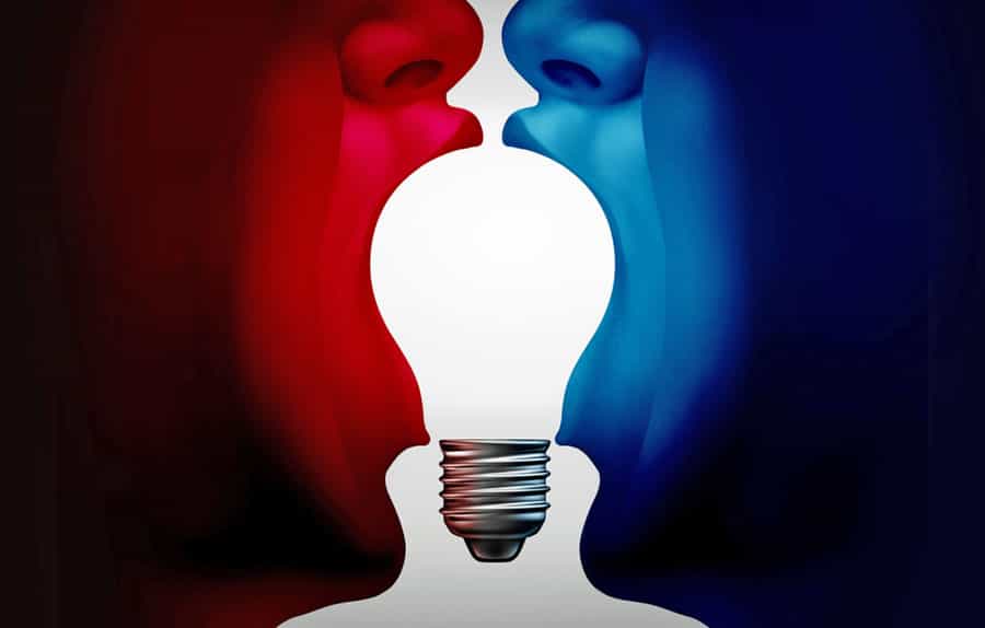 دو نفر یکی با رنگ آبی و دیگری با رنگ قرمز روبروی هم هستند و در میان دهان آنها یک لامپ قرار دارد. آنها دارند فریاد می زنند