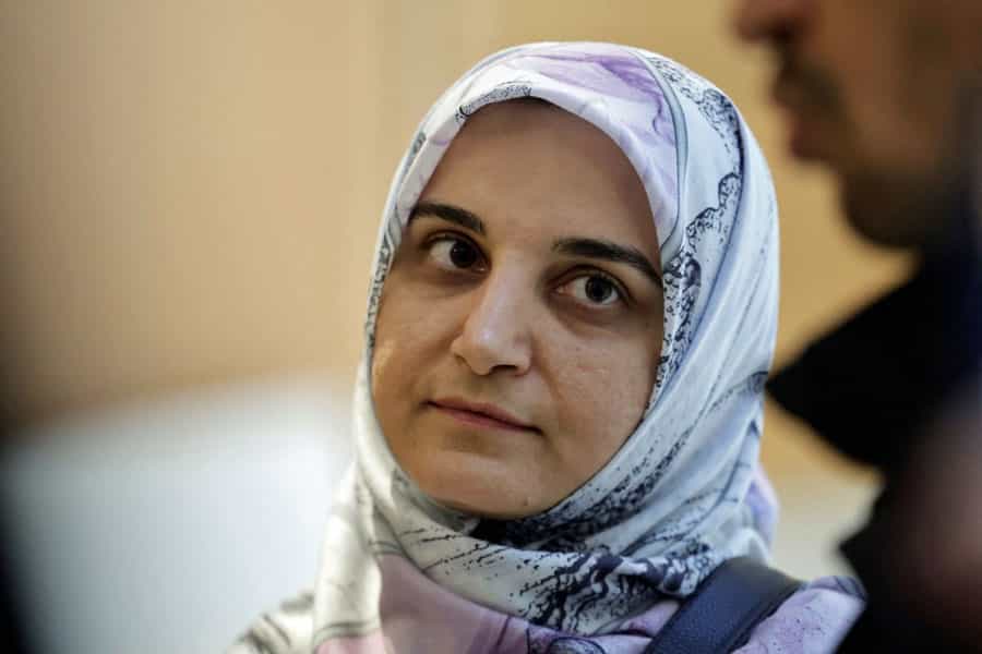 تصویری از چهره مهدیه اسفندیاری با روسری