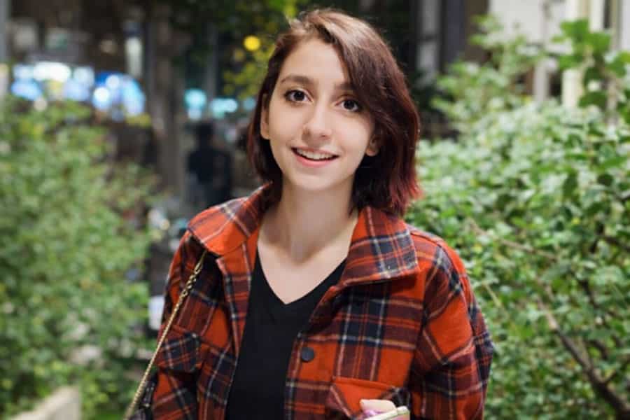 چهره خندان منیژه موذن، روزنامه‌نگار بدون حجاب اجباری