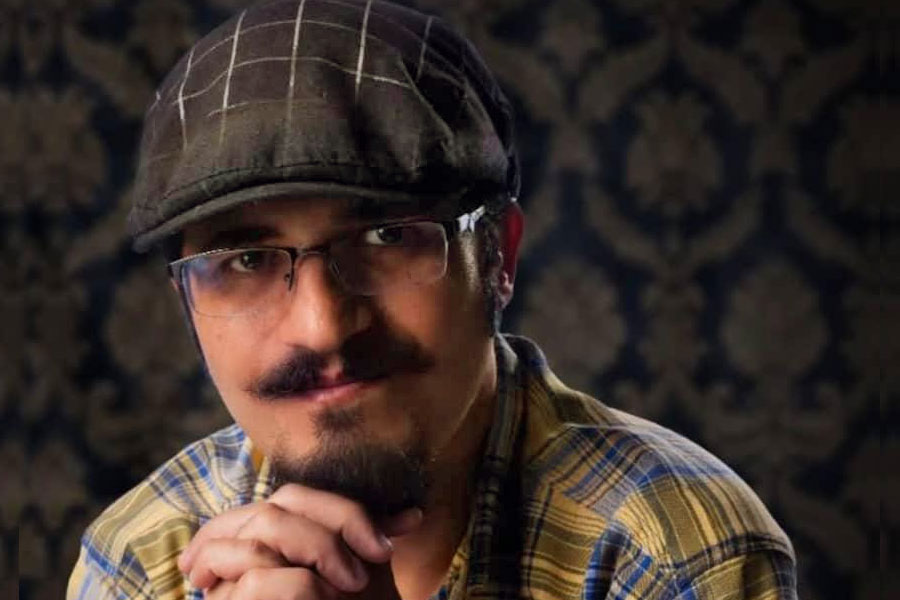 تصویری از چهره معین محمدی با کلاه بر سر و عینکی بر چشم