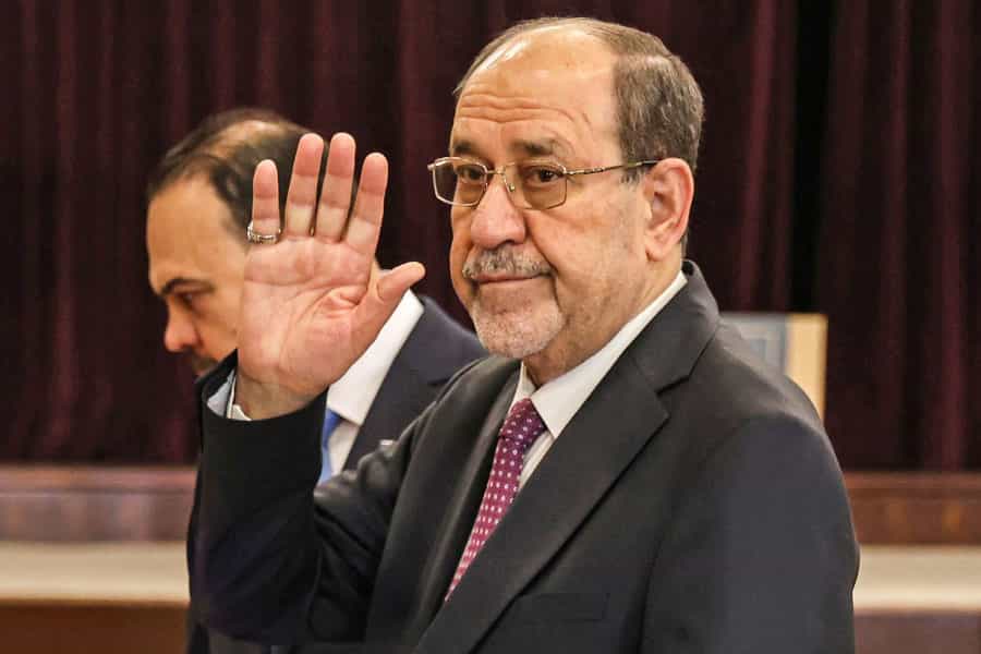 نوری المالکی دست خود را تکان می دهد