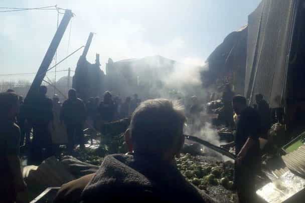 در میان دود و خاک ناشی از سقوط بالگرد مردم برای کمک آمدهاند