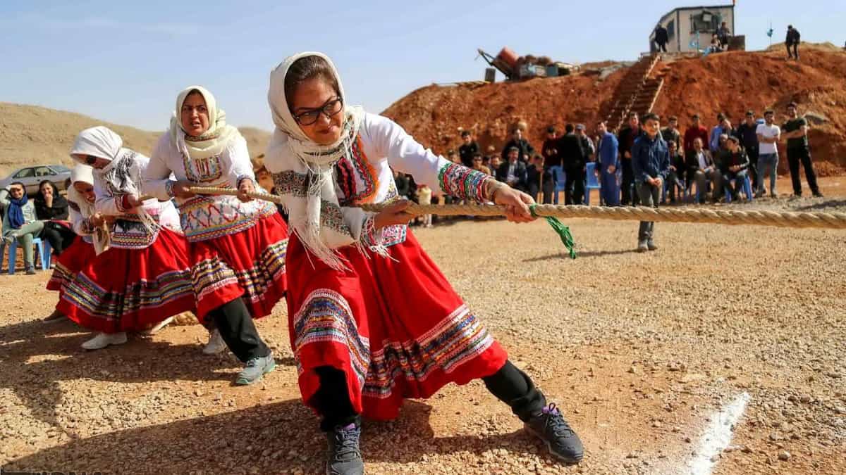 چند زن در حال بازی طناب کشی