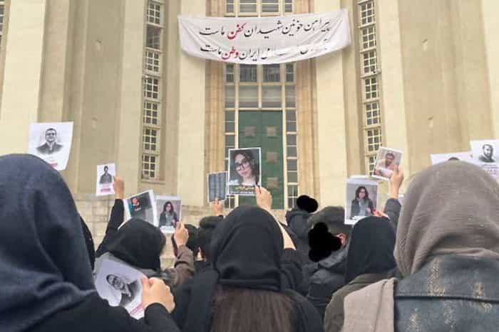 تصویری از تجمع اعتراضی و تحصن دانشجویان دانشگاه علوم پزشکی تهران. دانشجویان تصاویری از کشتهشدگان اعتراضات سراسری دیماه ۱۴۰۴ را در دست دارند.