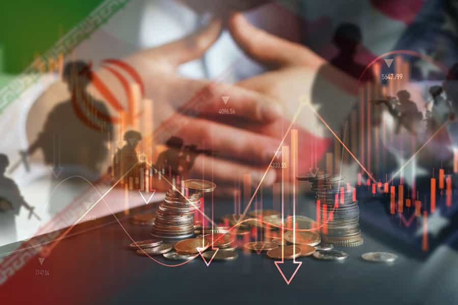 تصویری از یک نمودار اقتصادی که پسزمینه‌ی آن دو دست و پرچم جمهوری اسلامی و چندین سرباز مسلح دیده می‌شود.