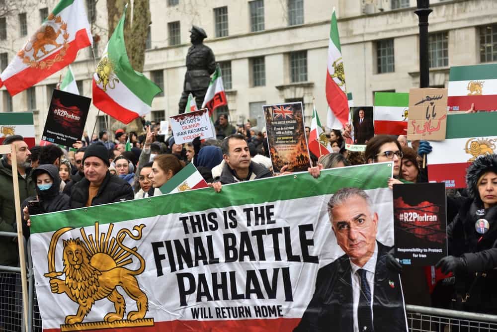 چندین ایرانی و پرچم حامی پهلوی در تظاهرات