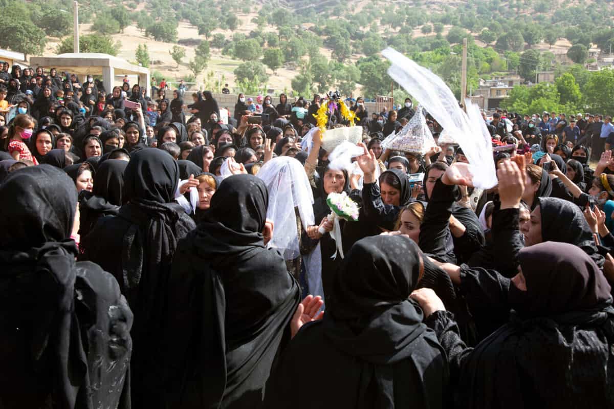 زنان و مردم در حال عزاداری و رقص