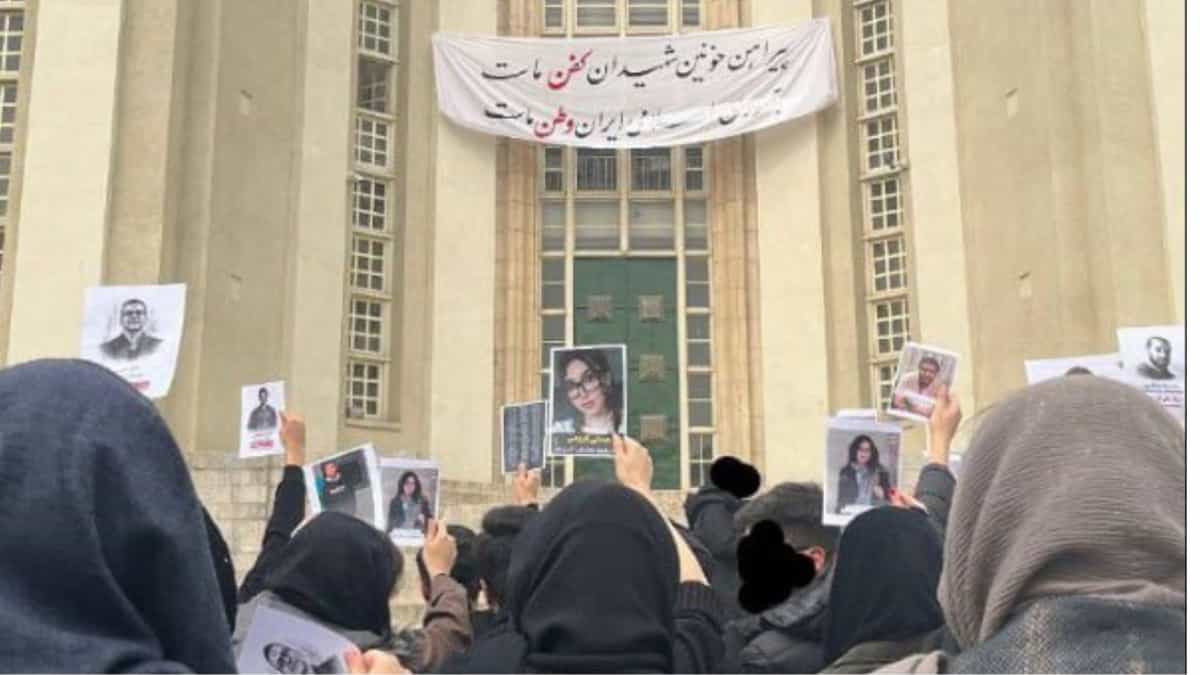 پلاکارد دانشجویان علوم پزشکی تهران که نوشته پیراهن خونین شهیدان کفن ماست