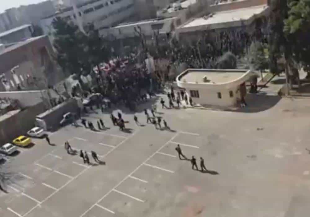 درگیری دانشجویان معترض با بسیج و لباس‌شخصی‌ها: زخمی شدن معترضان در نخستین روز بازگشایی دانشگاه‌ها