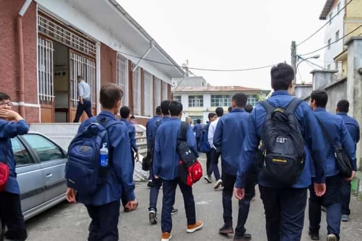 فشار امنیتی در مدارس: تفتیش گوشی، نمایش فیلم خشن اعتراضات و آسیب روانی دانش‌آموزان